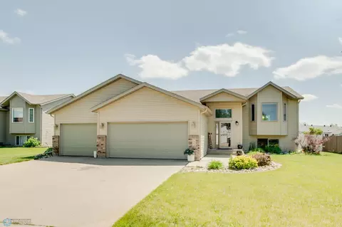 1083 Parkway Ln, West Fargo, ND 58078