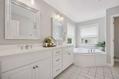 Bath - 5675 Marsh Pointe Dr, Shorewood, MN 55331 photo 2 of 6