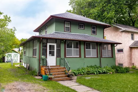 1205 11th St S, Fargo, ND 58103