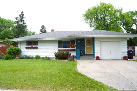 1005 S Drive Dr S, Fargo, ND 58103