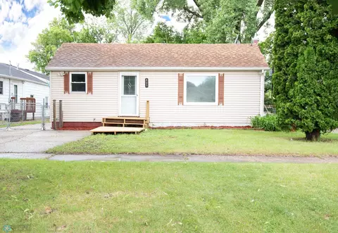 405 18th St N, Moorhead, MN 56560