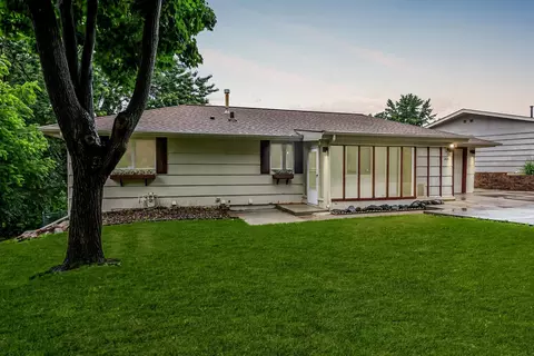 1400 Circle Dr, Burnsville, MN 55337