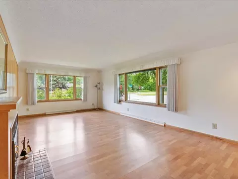 Living - 517 Cedar St, Brainerd, MN 56401 photo 2 of 4