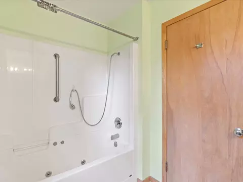 Bath - 517 Cedar St, Brainerd, MN 56401 photo 2 of 3