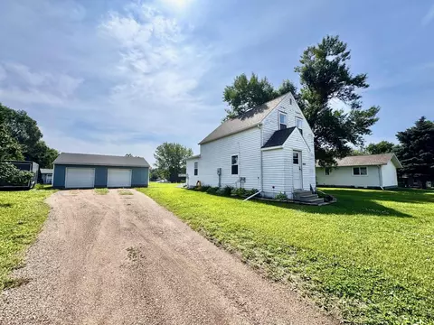 420 N 7th St, Marshall, MN 56258