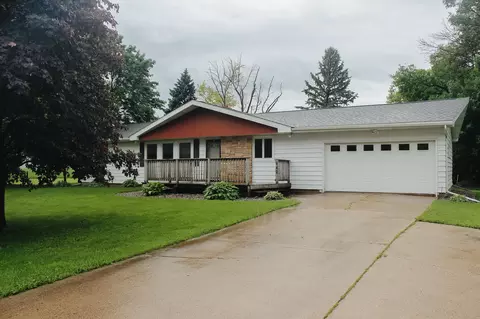 940 1st St NW, Wells, MN 56097