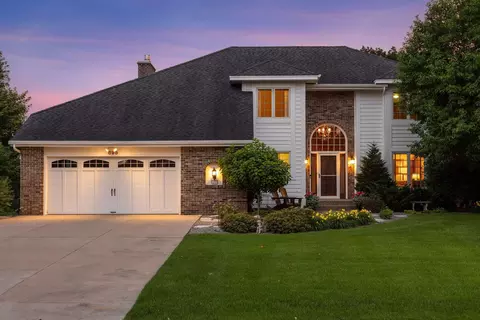 895 Mendakota Ct, Mendota Heights, MN 55120