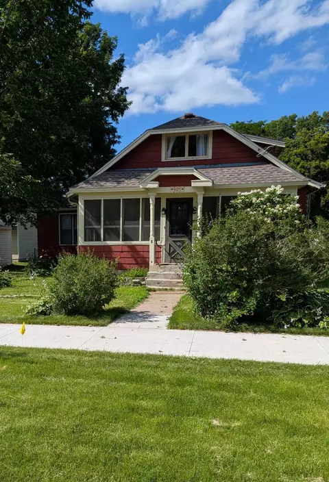 405 8th St E, Northfield, MN 55057