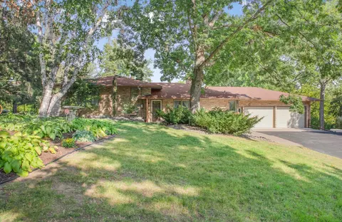 4111 Auburn Dr, Minnetonka, MN 55305