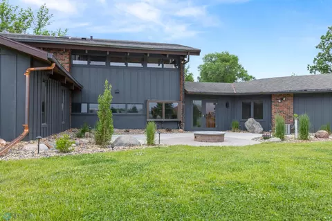 1588 Edgewood Ct, Wahpeton, ND 58075