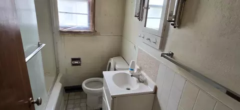 Bath - 922 White St, Jackson, MN 56143 photo 1 of 2