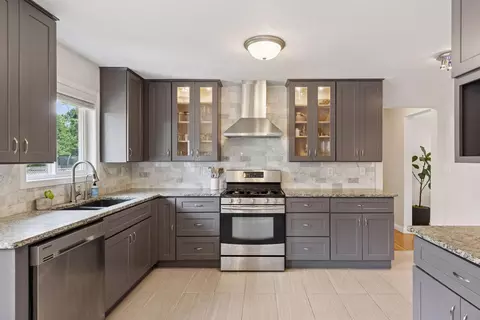 2718 Sheldon St, Roseville, MN 55113
