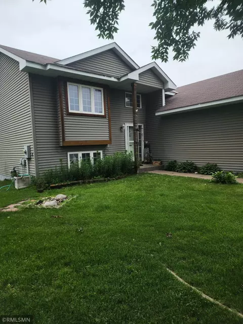 419 Cardinal Ct, Isanti, MN 55040