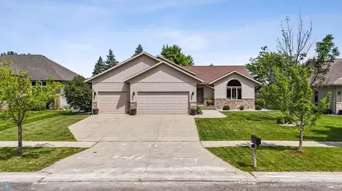 1421 55 Ave S, Fargo, ND 58104