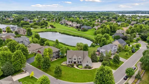 8255 Kelzer Pond Dr, Victoria, MN 55386