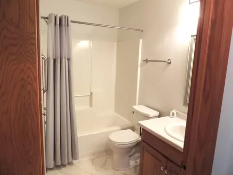 Bath - 38 Glenview Loop, Saint Cloud, MN 56303 photo 3 of 3