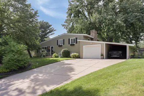 2820 Overlook Dr, Bloomington, MN 55431