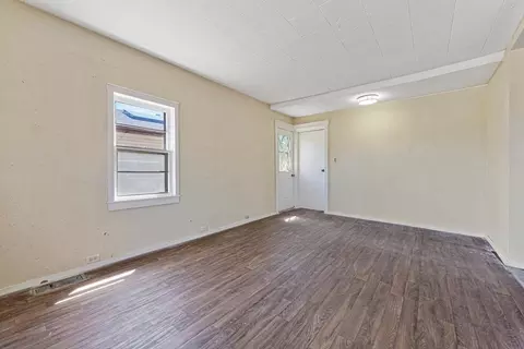 Living - 522 Hulett Ave, Faribault, MN 55021 photo 2 of 2