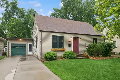 111 Spruce St, Chaska, MN 55318