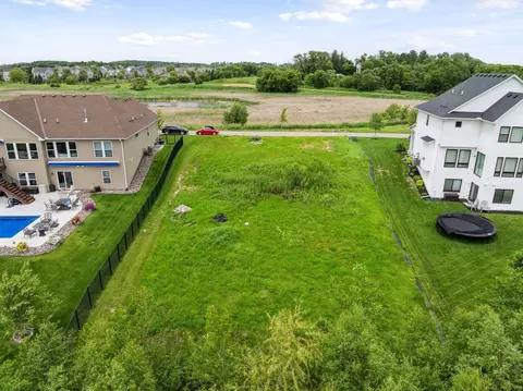 9269 Maas Dr, Minnetrista, MN 55375