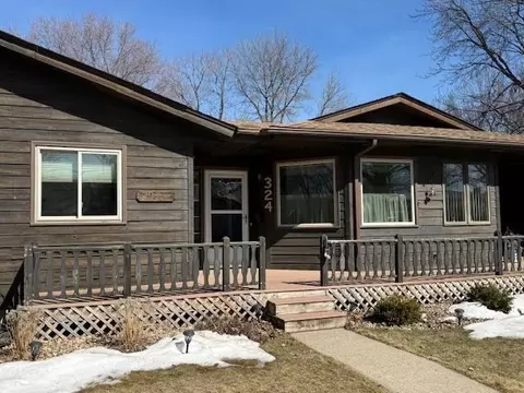 324 7th St, Windom, MN 56101