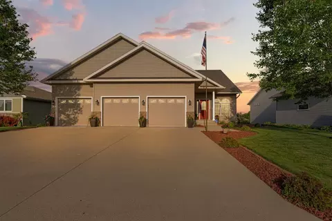 1904 Rock Ridge Ln, Saint Peter, MN 56082