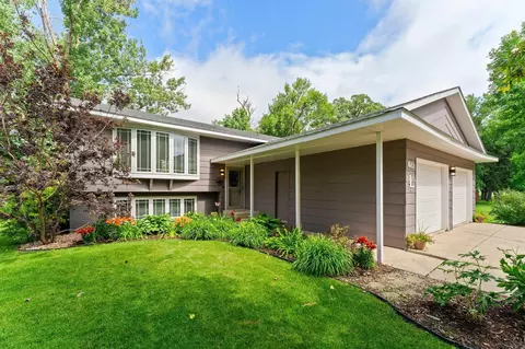 570 Roberts St SW, Hutchinson, MN 55350