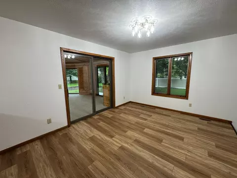 605 Arbor Ct, Marshall, MN 56258 photo 4