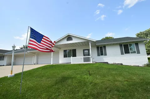 240 6th St SW, Pine Island, MN 55963