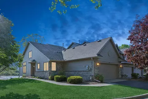 3662 Pond View Pt, Eagan, MN 55122