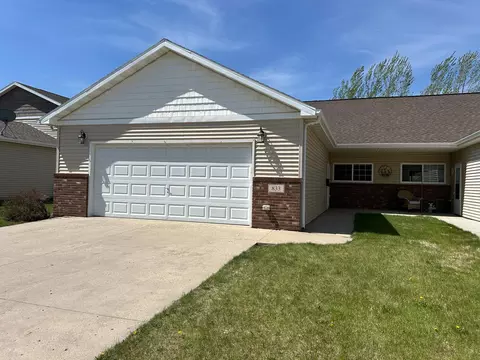833 35th St S, Moorhead, MN 56560