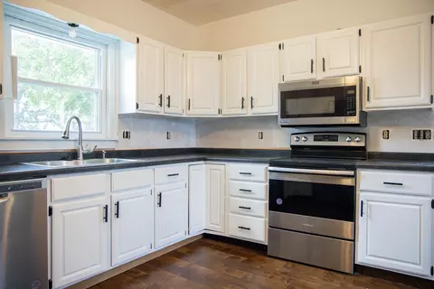 Kitchen - 305 2nd Ave SE, Plainview, MN 55964 photo 2 of 2