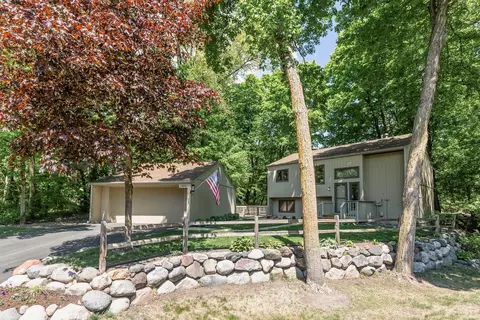 1850 Comstock Ln N, Plymouth, MN 55447