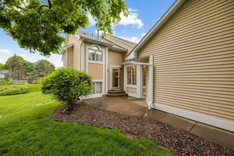 790 Winterberry Dr, Woodbury, MN 55125