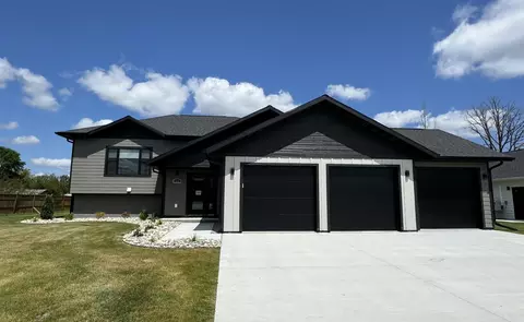 515 Lincoln St SE, Warroad, MN 56763