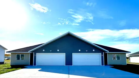 518 Garfield St SE, Warroad, MN 56763