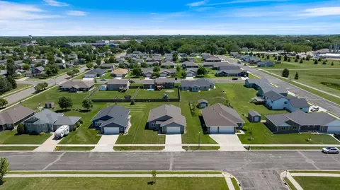 307 Brussels Ct, Marshall, MN 56258 photo 3