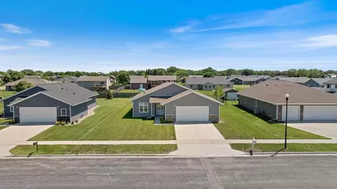 307 Brussels Ct, Marshall, MN 56258 photo 2
