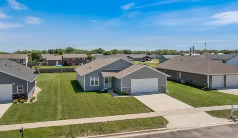 307 Brussels Ct, Marshall, MN 56258