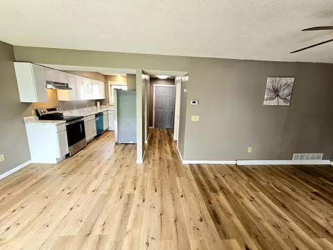 667 E Burnsville Pkwy, Burnsville, MN 55337