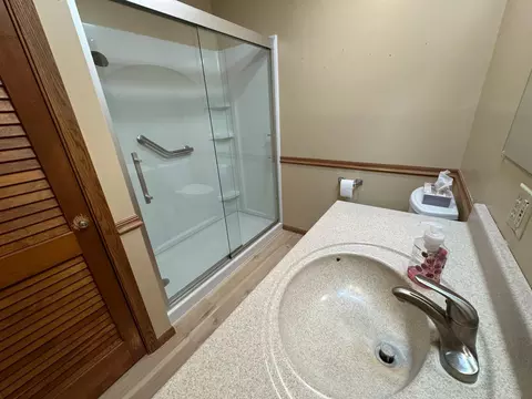 Bath - 1204 Garflield Ave, Albert Lea, MN 56007 photo 2 of 3