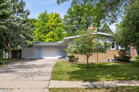 2309 9th St S, Fargo, ND 58103
