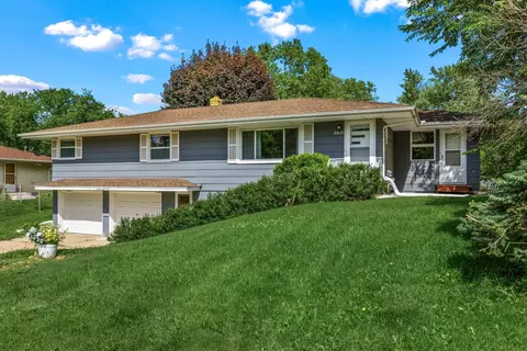 2810 Western Ave N, Roseville, MN 55113