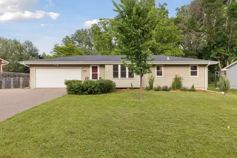 2206 Cohansey Blvd, Roseville, MN 55113
