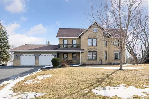 8565 Alisa Ct, Chanhassen, MN 55317