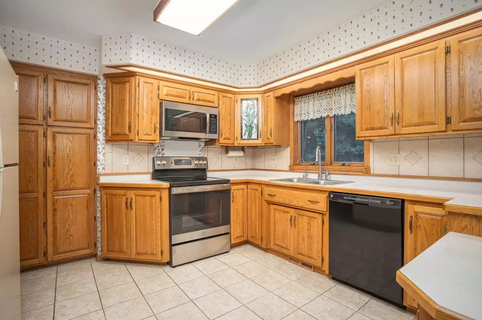 Kitchen - 1634 Golden Dr SW, Alexandria, MN 56308 photo 2 of 4