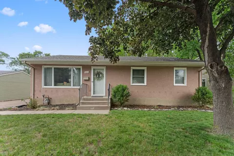 1043 Arundel St, Saint Paul, MN 55117