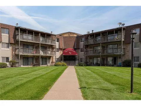 2011 E 122nd St #D4, Burnsville, MN 55337