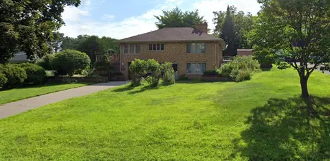 3070 Woodbridge St, Roseville, MN 55113