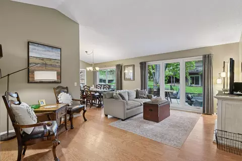 5248 Overlook Dr, Bloomington, MN 55437